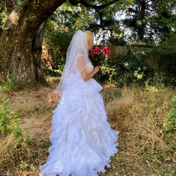 Ballgown ruffles lace v neck wedding dress - Picture 6 of 6